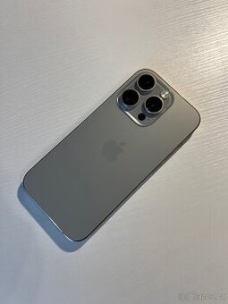 iPhone 15 Pro, baterie 100%