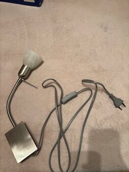 Nástěnná lampička k posteli