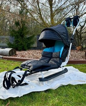 Prémiové dětské sáňky s boudou, opěrkou a madlem – jako nové