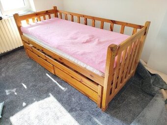 Praktická rozkládací postel z masivu (90x200 cm) s přistýlko