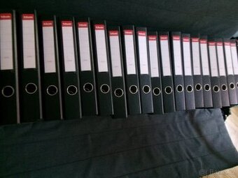 24 pákových pořadačů Esselte Economy A4, 5 cm.