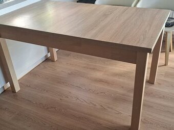 Rozkládací jídelní stůl