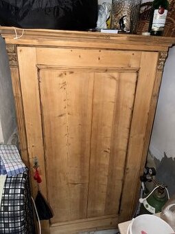 Starožitná selská skříń z masivu