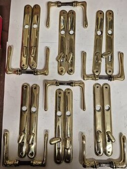 Mosazné kliky a kování