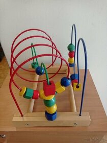 Interaktivní hračka Mula Ikea - provlékání korálků