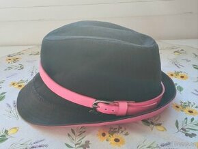 Černo-růžový klobouk s páskem - 1