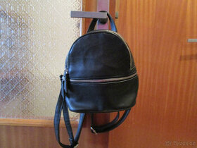 Velmi pěkný menší černý koženkový batoh, zapínání na zip