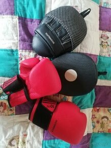 Boxerské rukavice a boxerské lapy