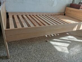 2x dřevěná postel