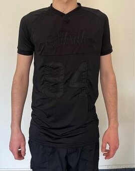 Stylové černé tričko ve sportovním stylu od značky SikSilk