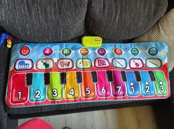 Nove hrací piano - šlape se na něj