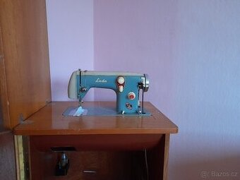 Starý šicí stroj - 1