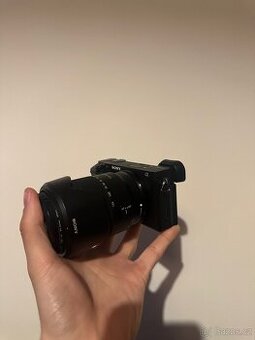 Sony Alpha A6400 + 18mm-135mm f3.5-5.6 objektiv