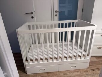 Dětská postýlka s kvalitní kokosovou matrací a šuplíky