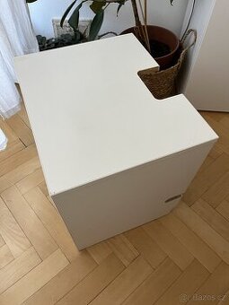 Stolička / box k radiátoru do bytu v panelovém domě