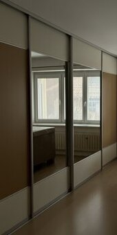 DOVOZ MOŽNÝ Obrovská vestavná šatní skříň šířka 4 m