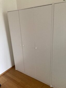 IKEA KLEPPSTAD – bílá třídveřová skříň, velmi dobrý stav
