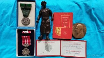 socialismus-dvě vyznamenání,socha dělníka z kovu a medaile Z