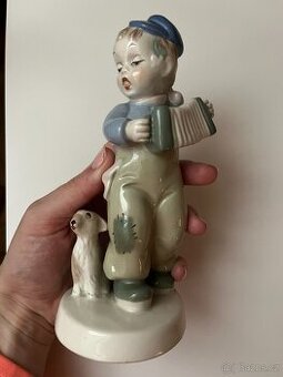 Socha chlapec s harmonikou a psem