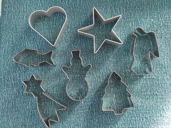 Různé sady vykrajovátek na cukroví