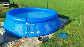 Bazén s příslušenstvím.