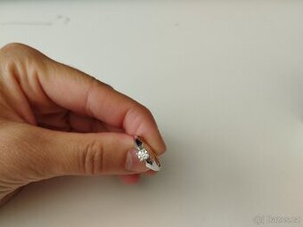 Prodám zásnubní prsten s briliantem