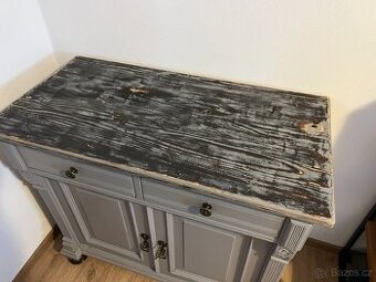 Stylová dřevěná skříň / komoda – masiv, šedá patina