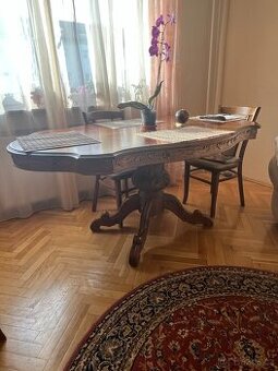 Jídelní dřevěný stůl