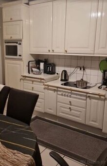 Bílá kuchyně z masivu se spotřebiči Siemens,6116