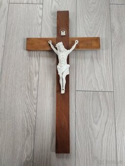 Starožitný velký kříž s porcelánovým Ježíšem
