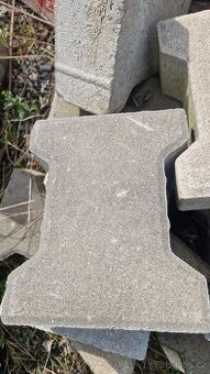 Zámková dlažba přírodní íčko 8cm a 6cm 6Kč/ks