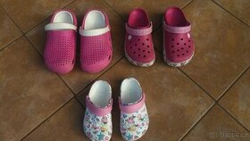 Nazouváky - glosy- Crocs a Coqui