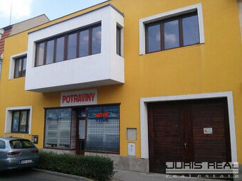 RD s prodejnou potravin v centru obce - 1