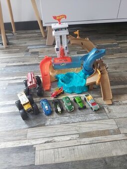 Hot wheels dráha žralok s auty měnící +monster truck