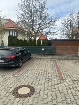 Prodám venkovní parkovací stáni v Jesenici - 1