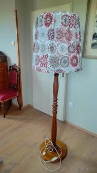 Stojící lampa