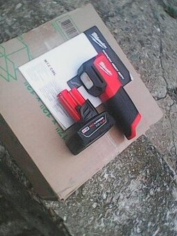 Milwaukee M12 CML-0 Aku světlo + barerie 4Ah 1000 lumenu