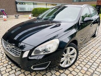 Volvo V60 2.4D5 MANUÁL VÝHŘEV KAMERA TAŽNÉ SERVISKA