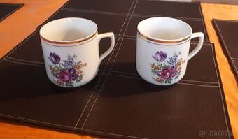 Starší velké porcelánové hrnky s květy