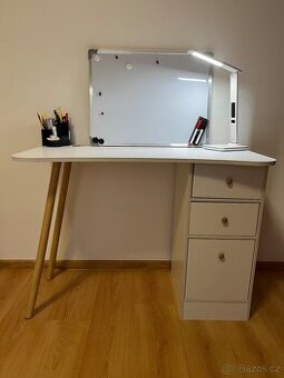 Bílý psací stůl