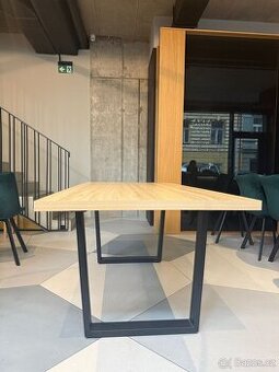 Rozkládací jídelní stůl