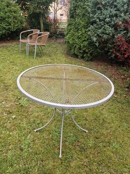 Zahradní stůl a dvě židle