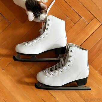 REZERVOVÁNO - Dámské lední brusle – vel. 38