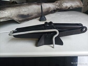 Originál zvedák, hever pro  Citroen C3 .