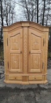 Celomasivní skříň s šuplíky