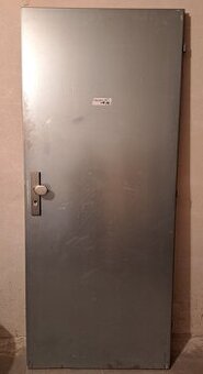 bezpečnostní dveře s kováním a s bezpečnostním klíčem