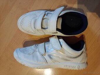 Sportovní boty bile