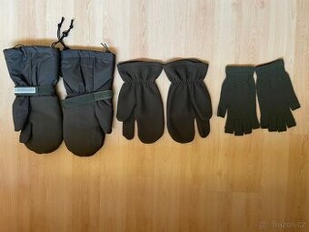 Vojenské rukavice kombinované ze tří samostatných vrstev.