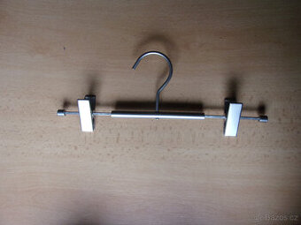 Kovová ramínka se skřipci