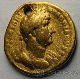 stará zlatá mince aureus Hadrian